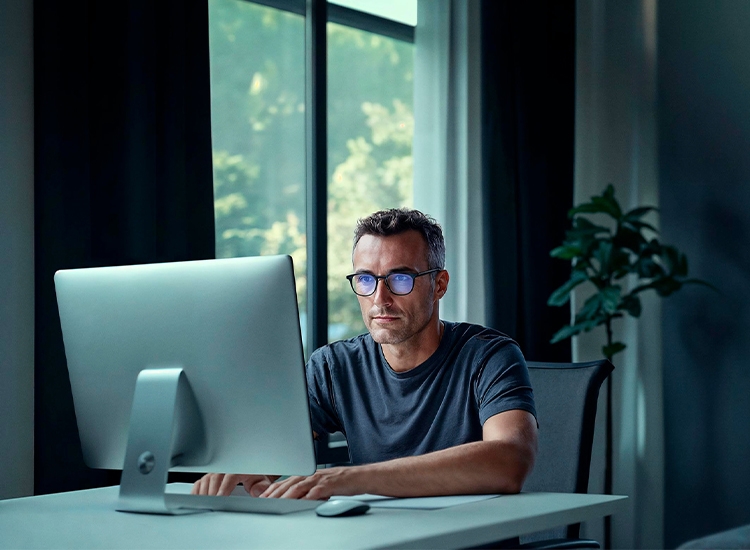 Homem com computador em um café